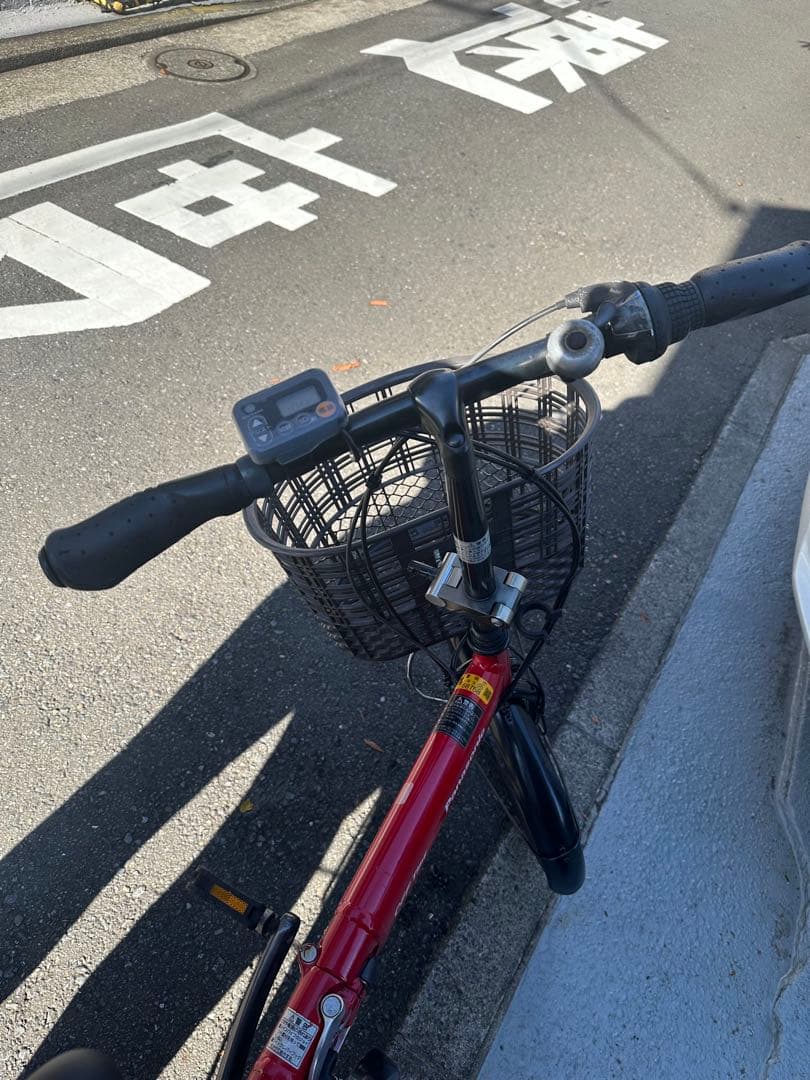 赤い電動アシスト自転車 前部バスケット付き