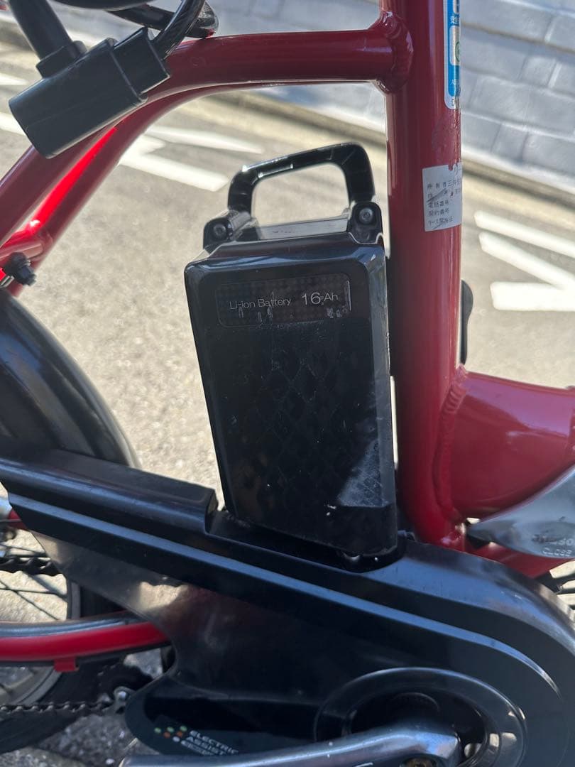 赤い電動アシスト自転車 前部バスケット付き