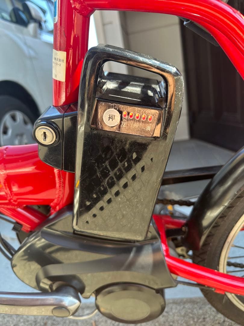 赤い電動アシスト自転車 前部バスケット付き