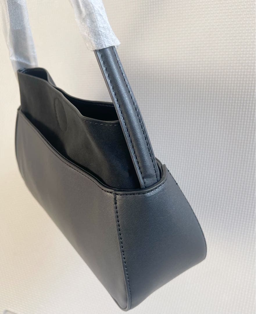 ◉新品半額❗️❗️herlipto Modern Muse Baguette Bag - メルカリ