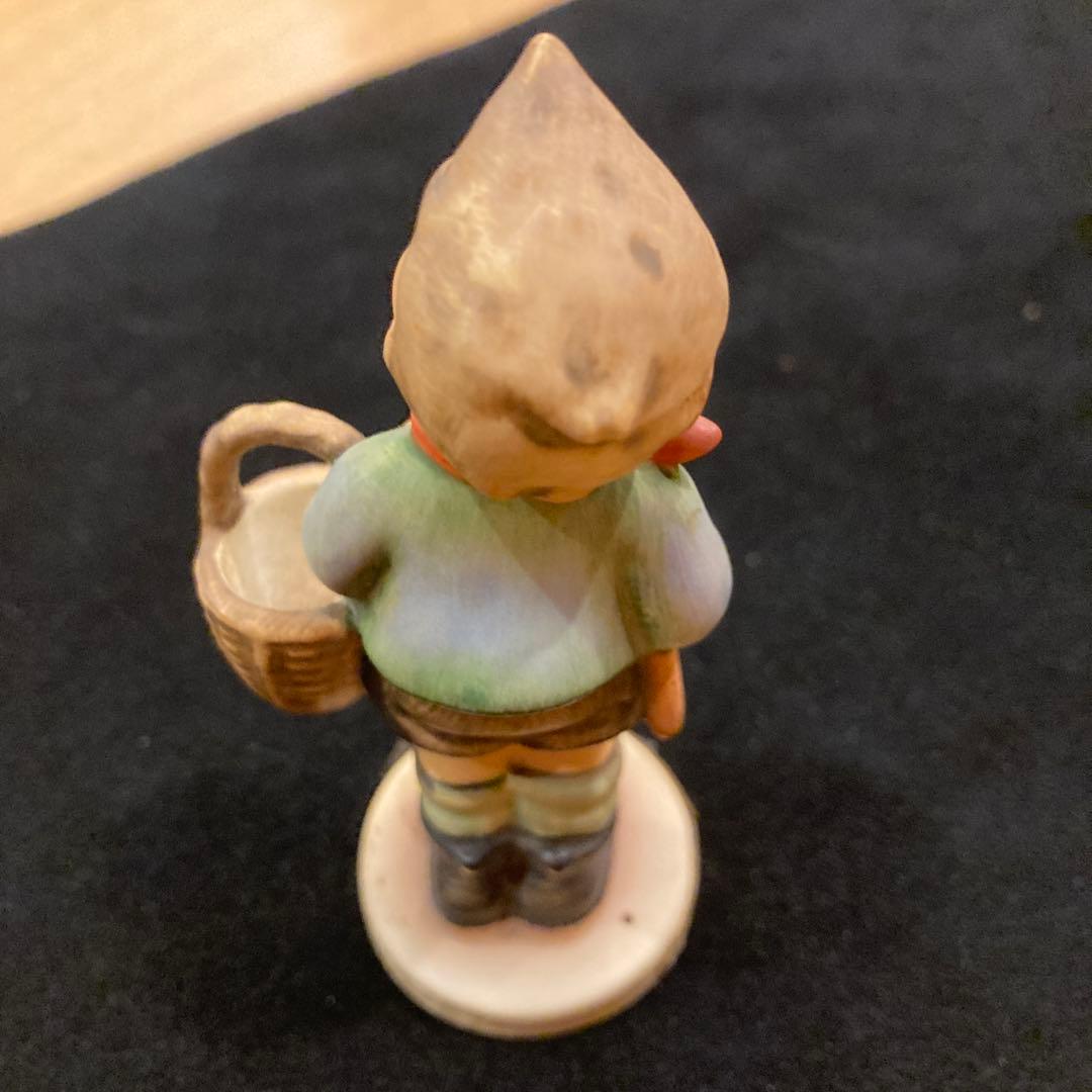陶器製少年フィギュア バスケット付き Goebel