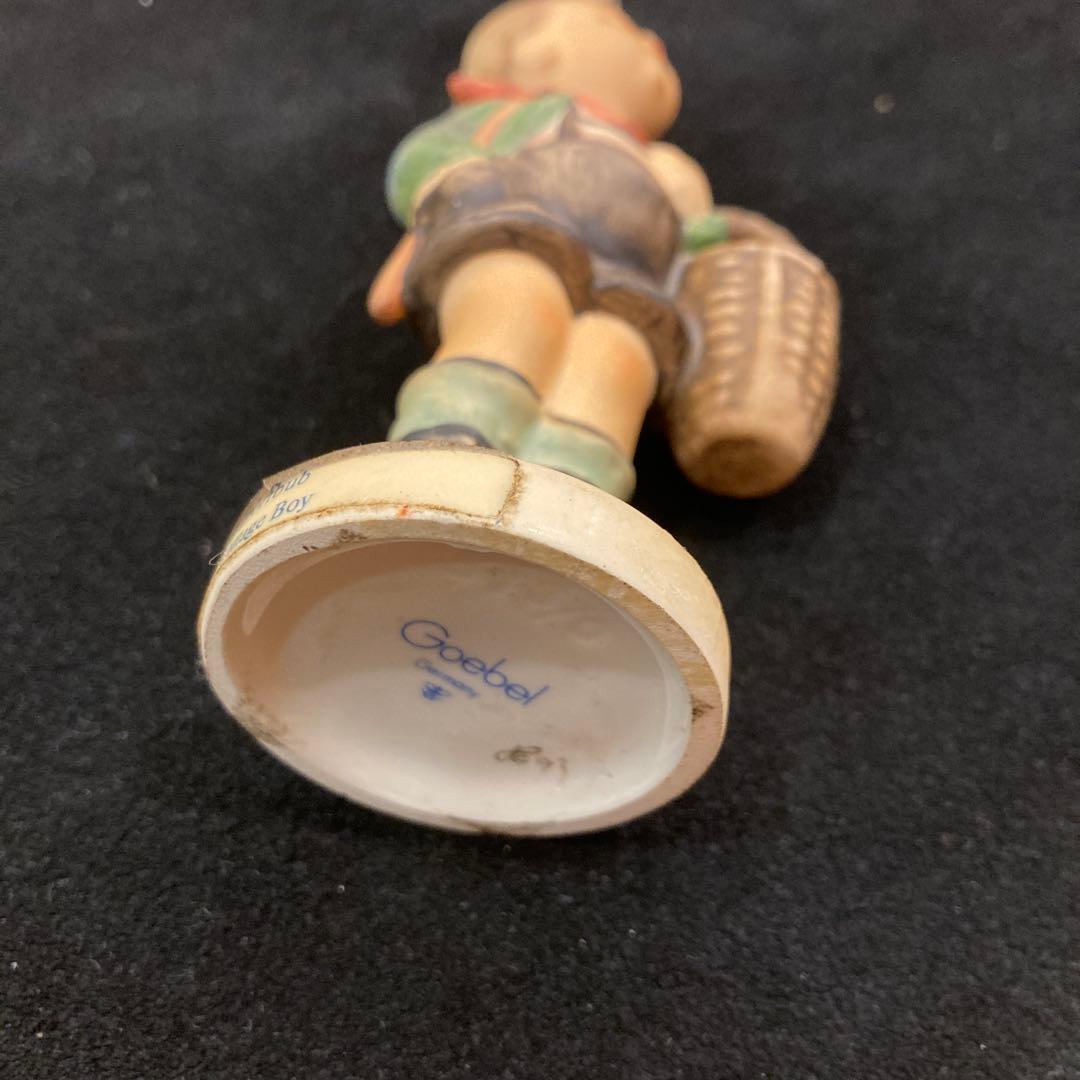 陶器製少年フィギュア バスケット付き Goebel
