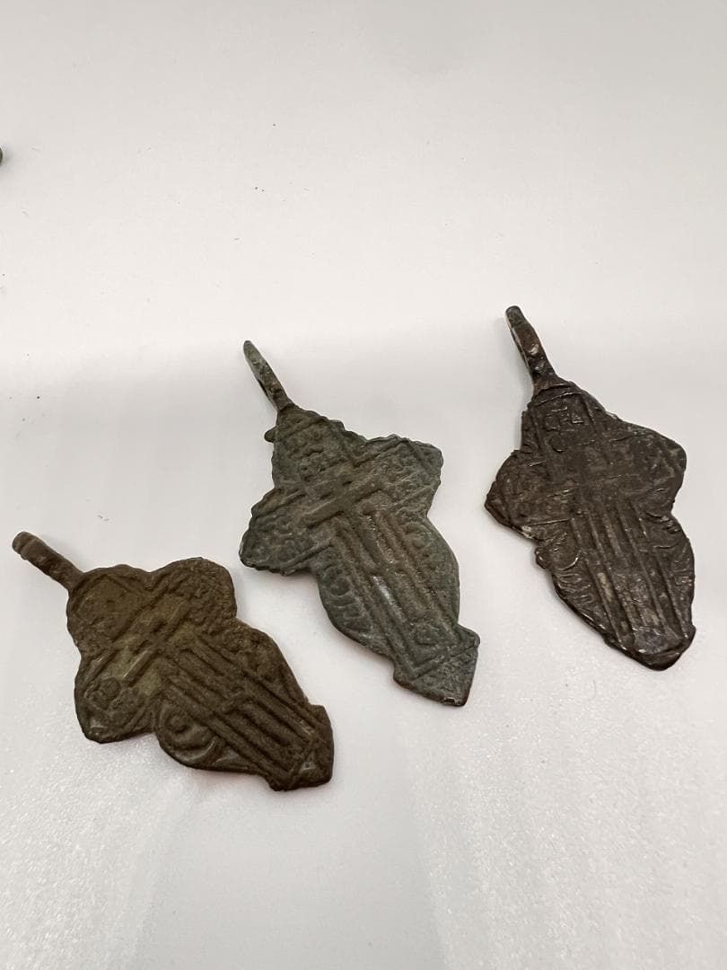 古代ブロンズの装飾品10個 クロスなど