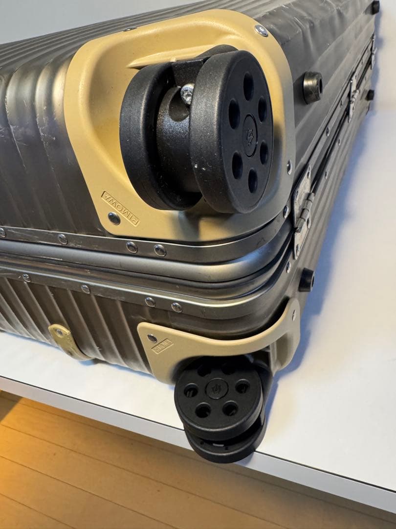 全車輪交換済】 リモワRIMOWA TOPAS TITANIUM 98Lの通販はau PAY