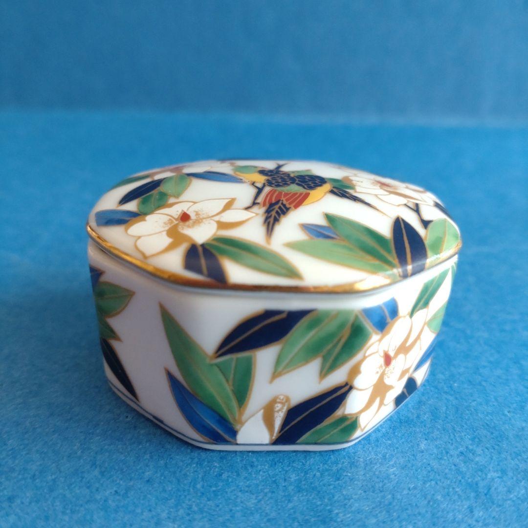 蓋付小物入れ　花鳥図　八角形　陶磁器　香合