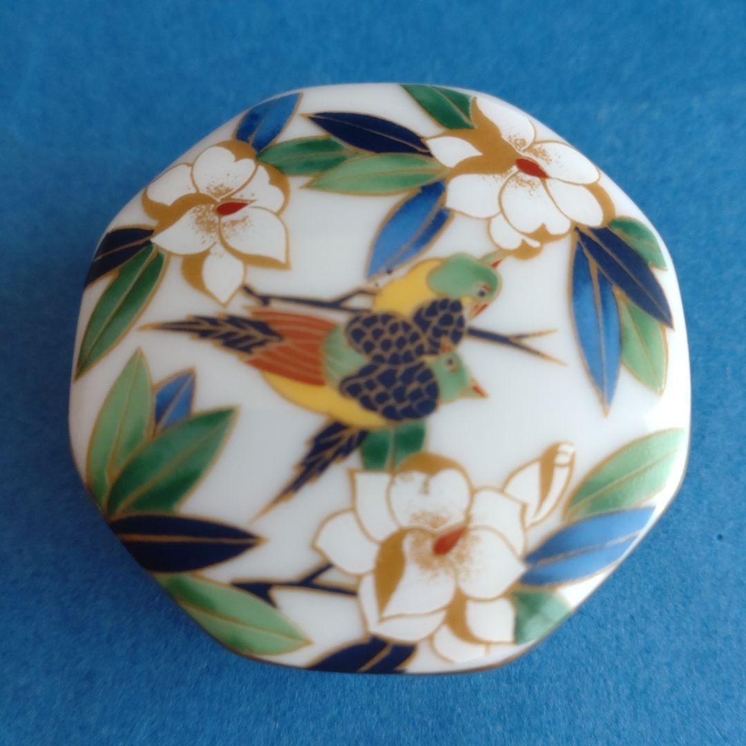 蓋付小物入れ　花鳥図　八角形　陶磁器　香合