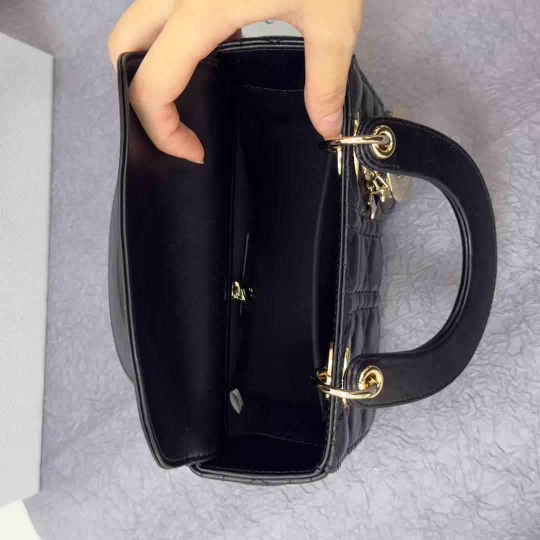 ロゴチャーム ラムスキン ショルダー 24時間以内発送