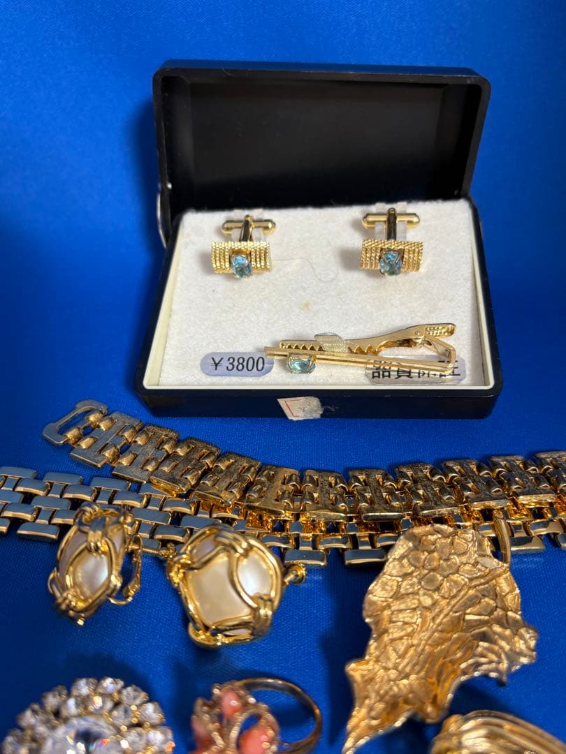 【遺品整理】金色のジュエリーセット