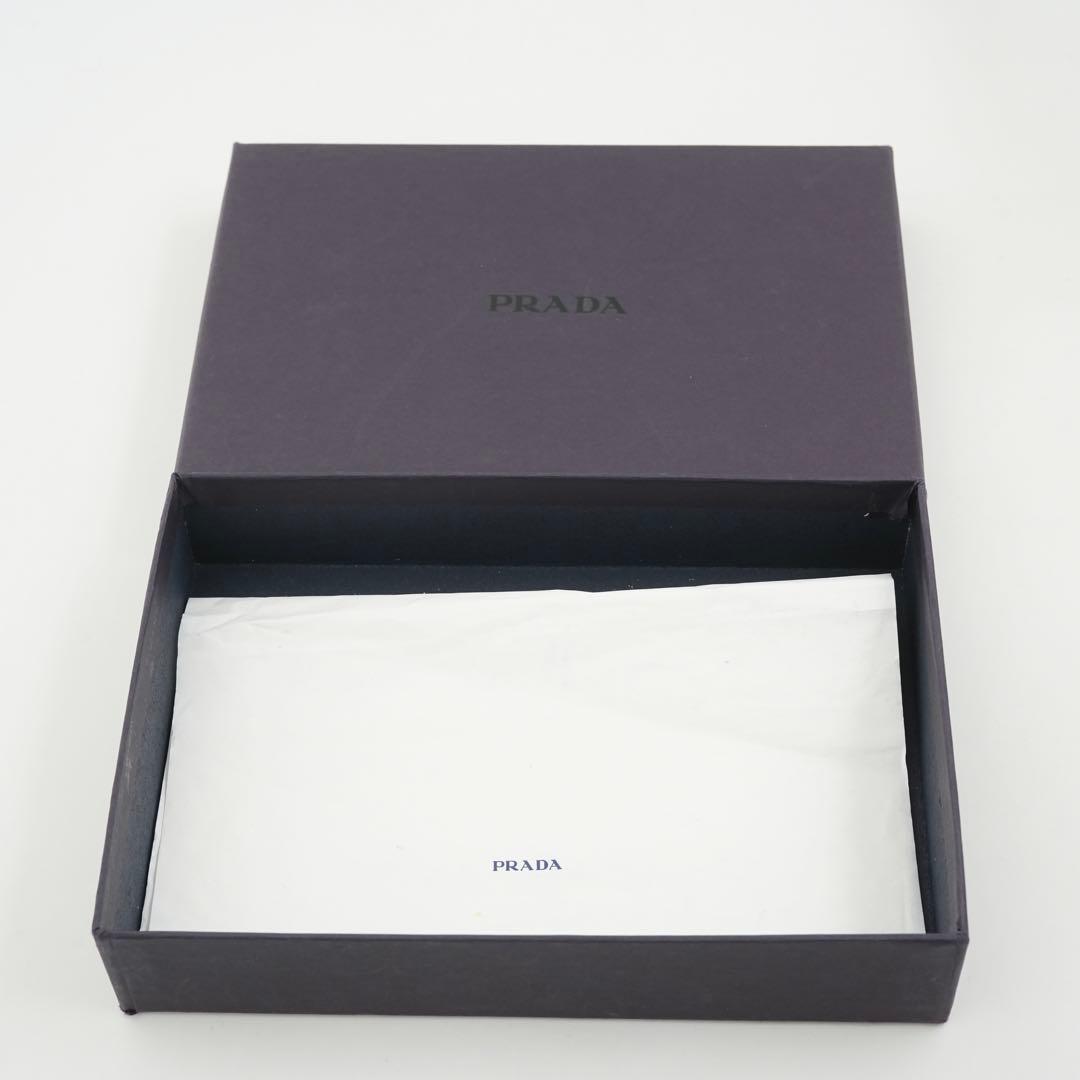 ✨新品未使用・箱保証書付き✨ PRADAミニ財布 三角プレート パンチング