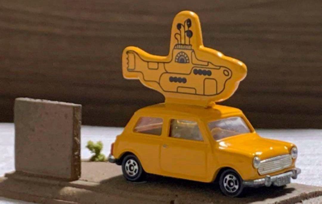 トミカ ミニクーパー イエローサブマリン 台座付き