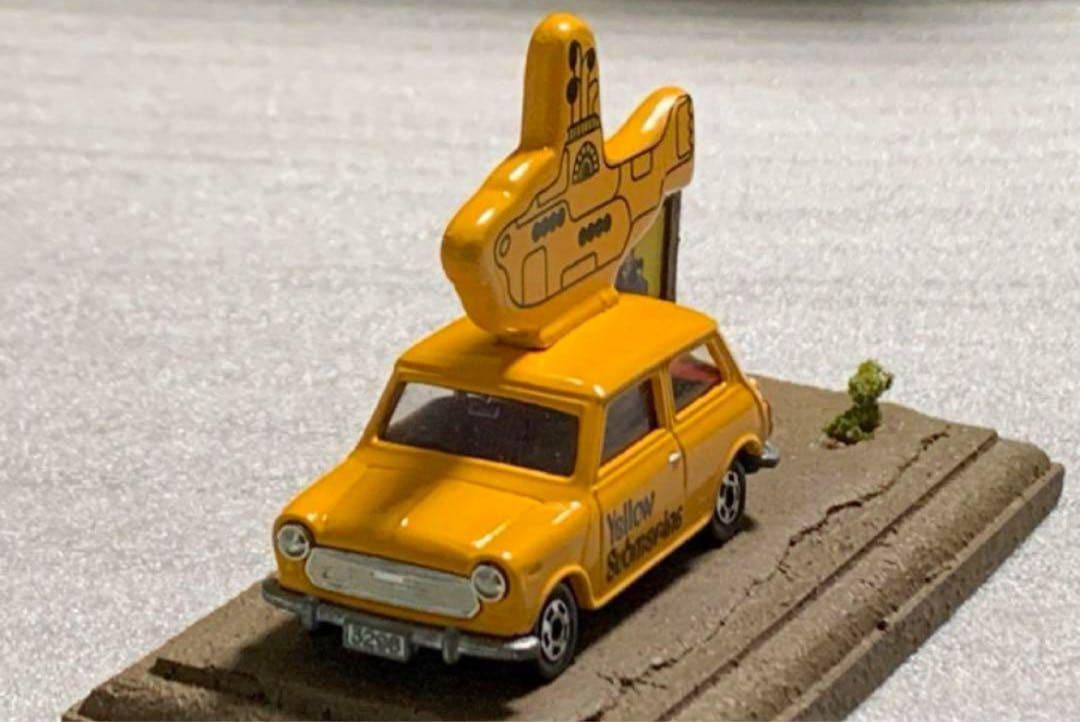 トミカ ミニクーパー イエローサブマリン 台座付き