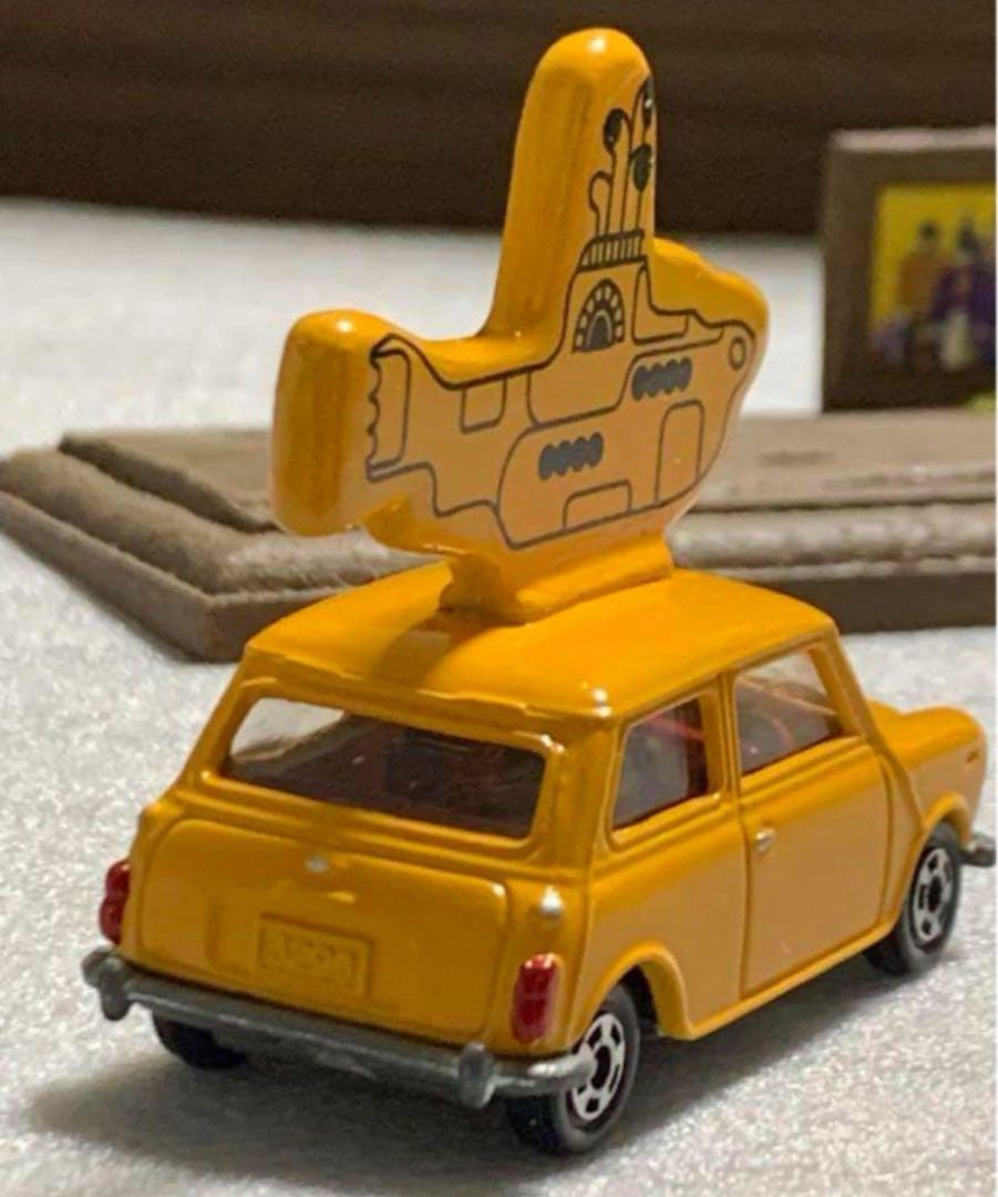 トミカ ミニクーパー イエローサブマリン 台座付き
