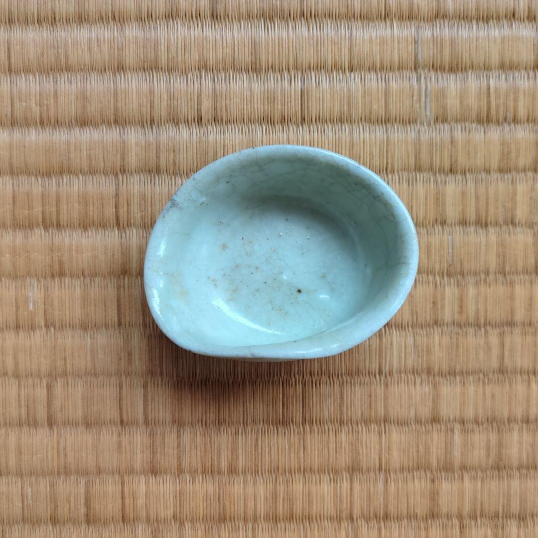 淡い色の陶器製小皿 初期伊万里 鎬文ぐい呑み 骨董品