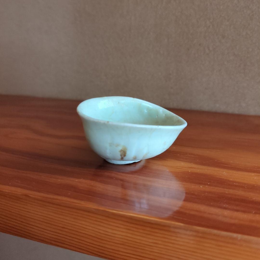 淡い色の陶器製小皿 初期伊万里 鎬文ぐい呑み 骨董品