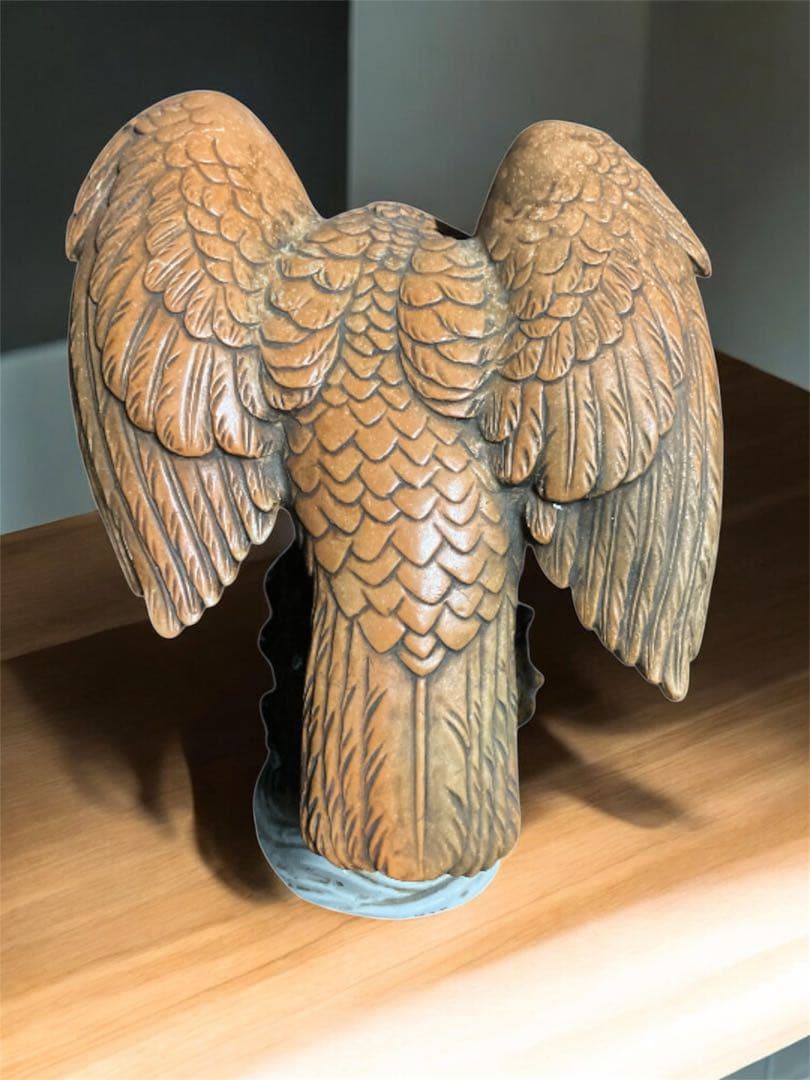 大迫力 精悍な鷹 陶器製 鋭い眼光や爪 睨みを効かす鷹