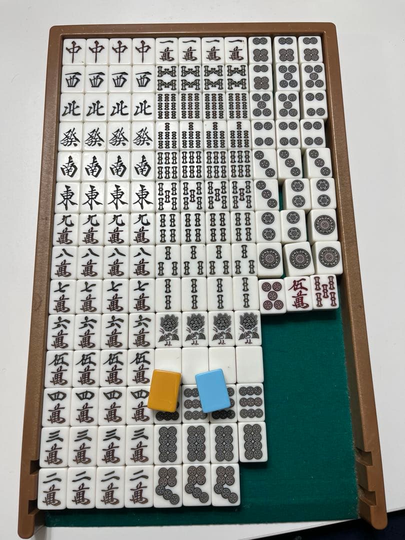 麻雀卓と赤い椅子、灰皿台のセット