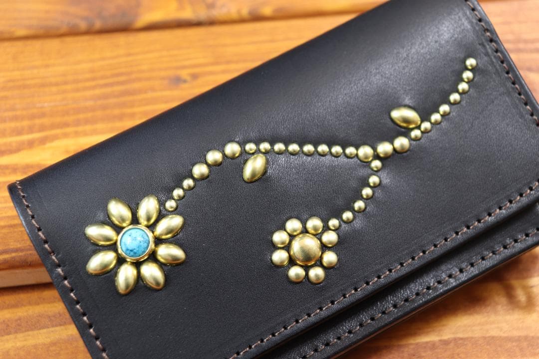 フラワースタッズミドルトラッカーウォレット ハトメ小判カン付き