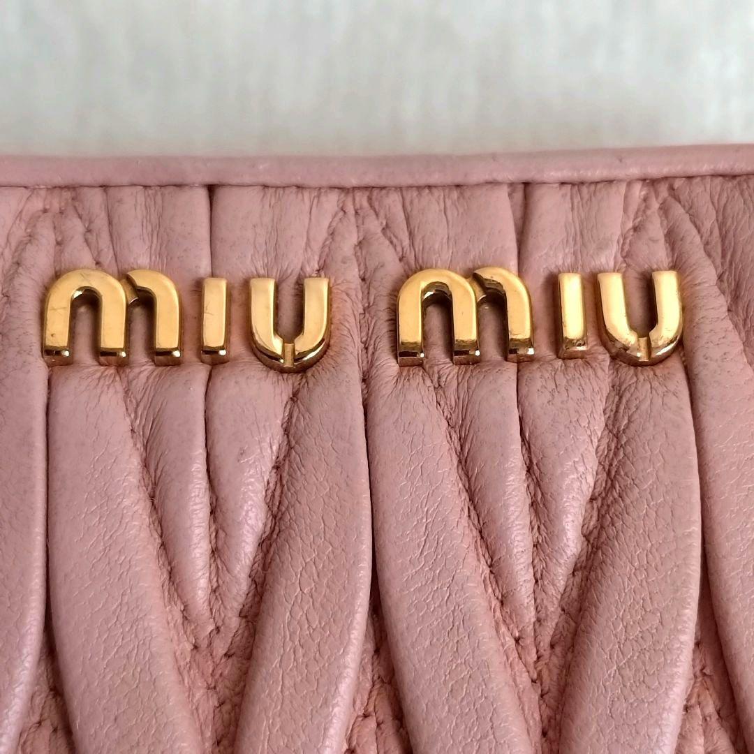 MIUMIU マテラッセ コンパクトウォレットゴールドロゴ ピンク