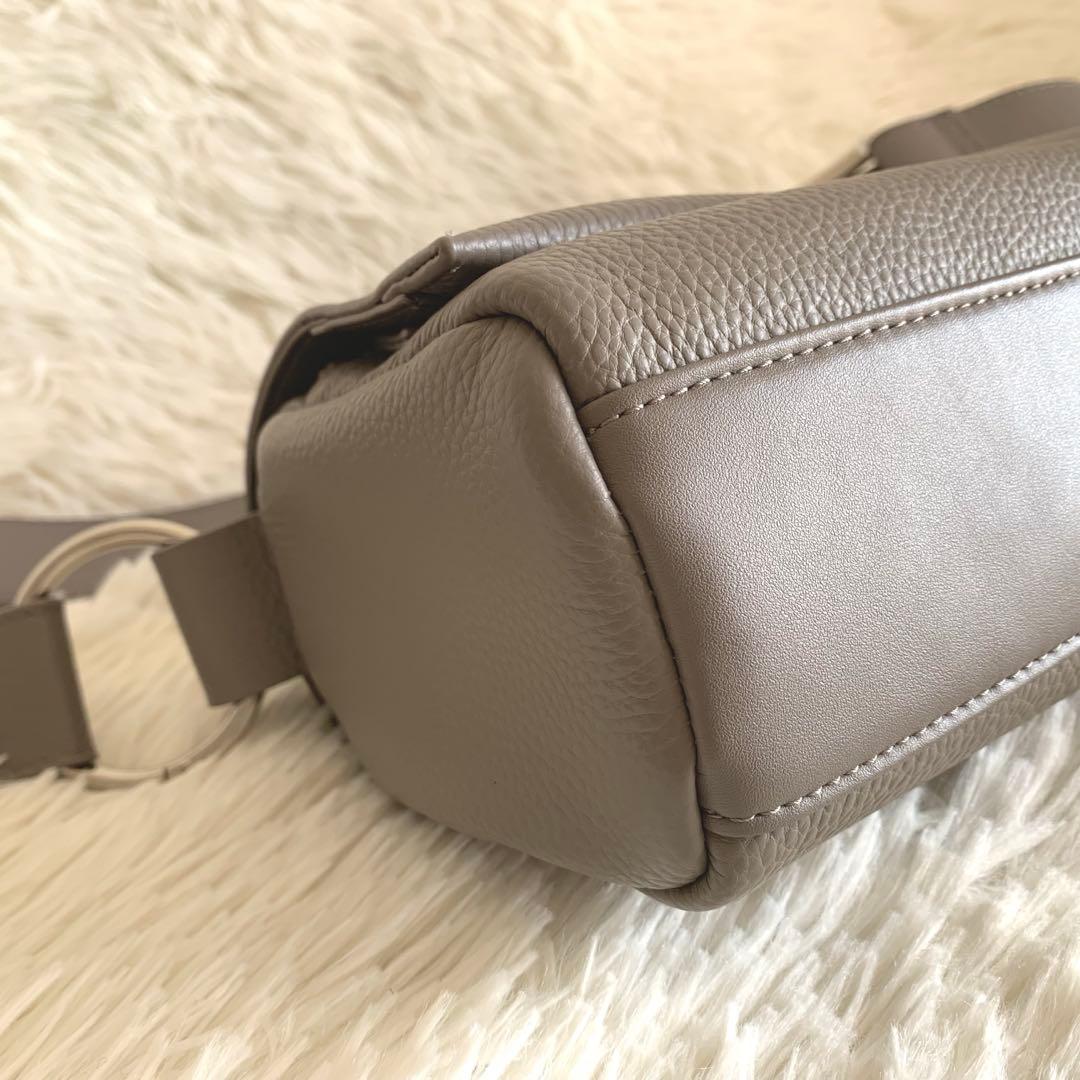 ビアズリー BEARDSLEY レザーボディバッグ　グレージュ