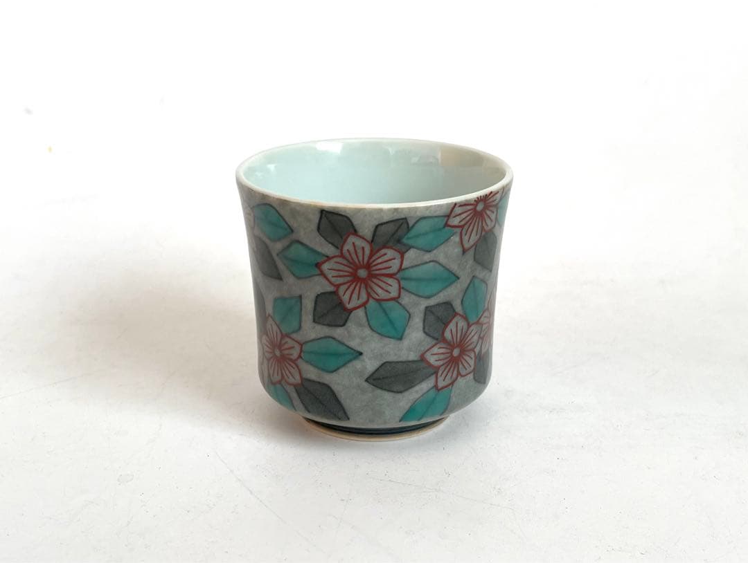 陶芸家 人間国宝 十三代 今泉今右衛門 色絵 薄墨 草花文ぐい呑