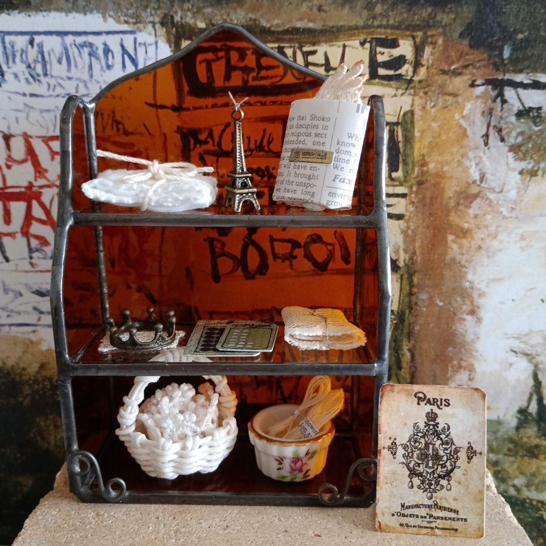 ドールハウス・ミニチュア ガラスのビンテージ ラック、キャビネット