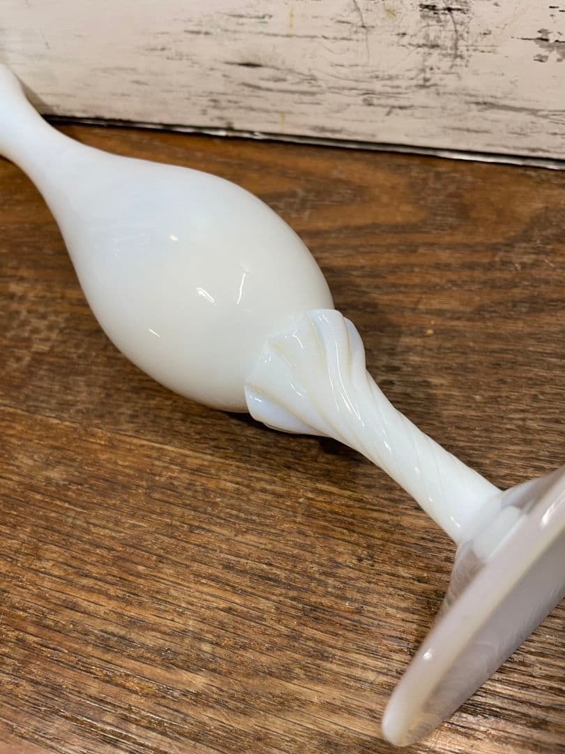 フランスアンティーク オパリンガラスの一輪挿し 花瓶 グラス ツイスト