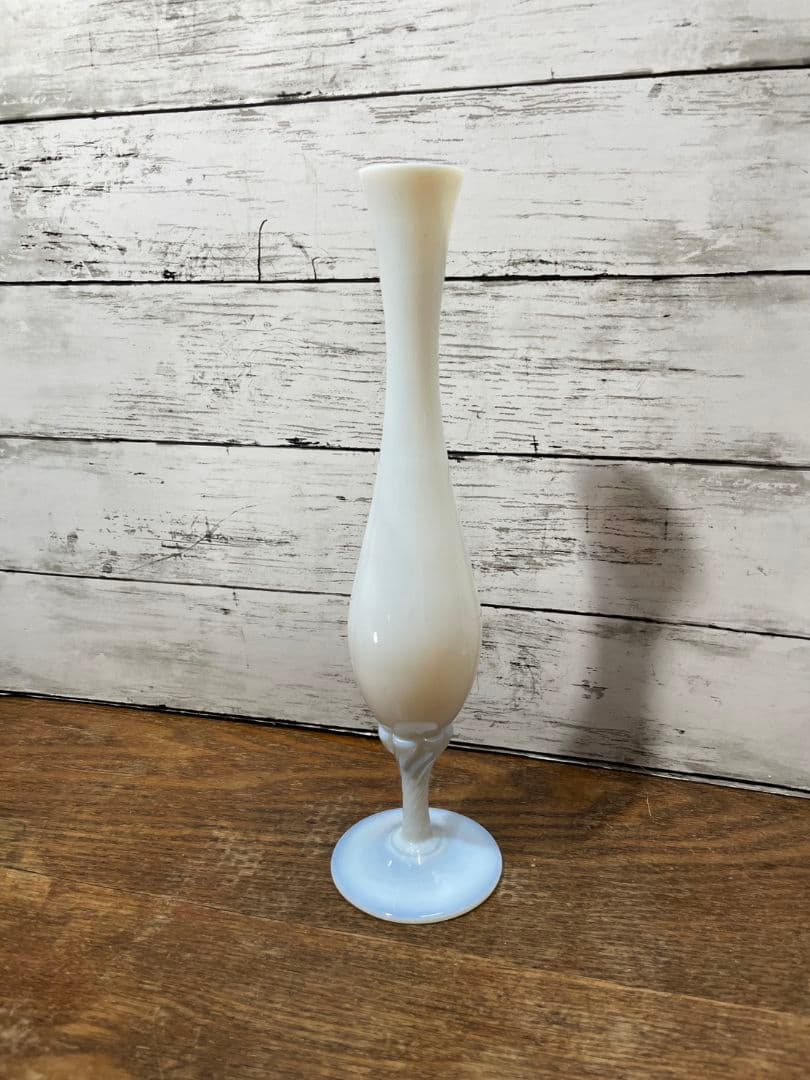 フランスアンティーク オパリンガラスの一輪挿し 花瓶 グラス ツイスト