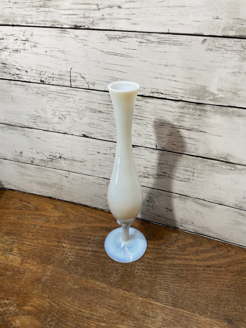 フランスアンティーク オパリンガラスの一輪挿し 花瓶 グラス ツイスト