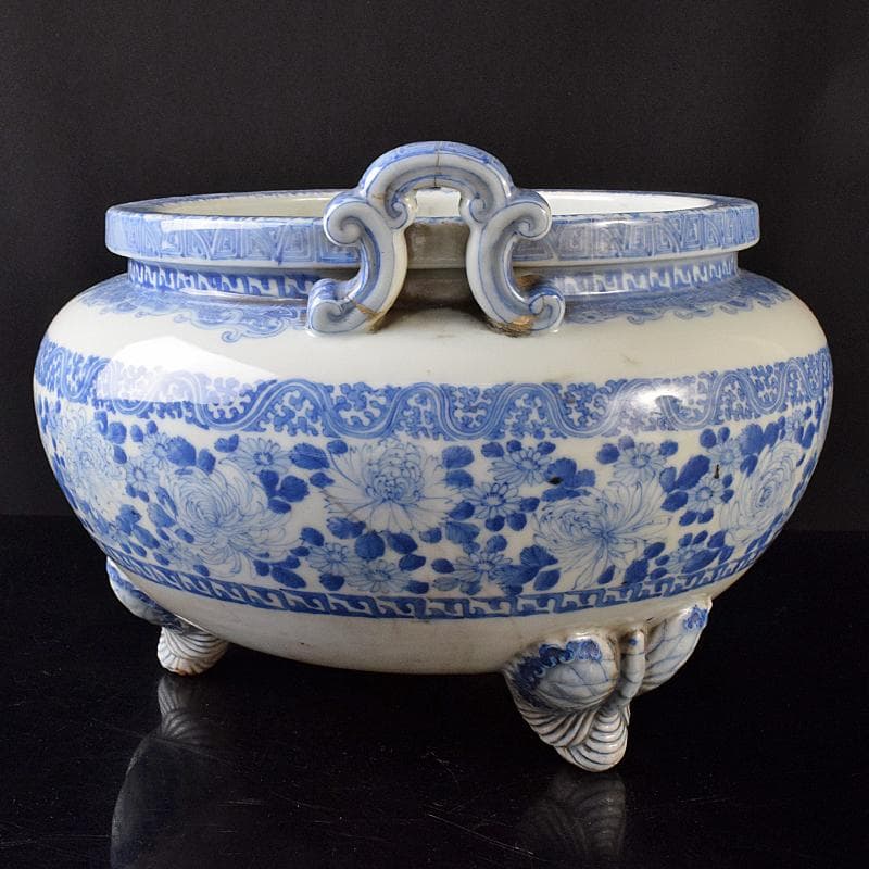 瀬戸焼　古瀬戸　染付　花文　蝶三足　大火鉢　大香炉　M　R8176B