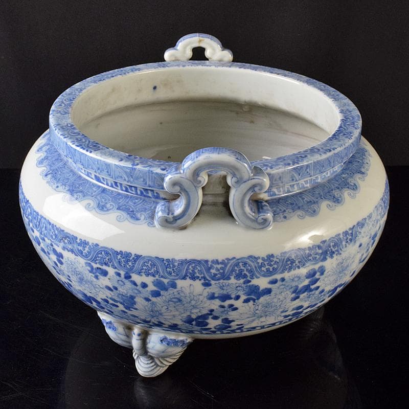 瀬戸焼　古瀬戸　染付　花文　蝶三足　大火鉢　大香炉　M　R8176B