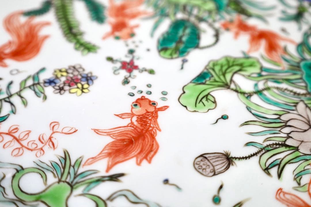 中国雑貨・大皿・飾皿【慎徳堂製 粉彩 中国美術 金魚 蓮華】