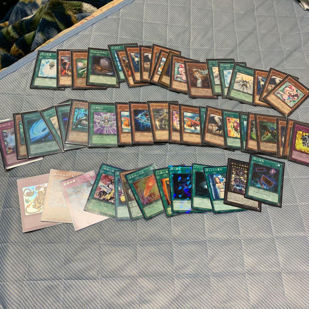 遊戯王 引退 まとめてうります。スリーブもデッキの箱もあります。
