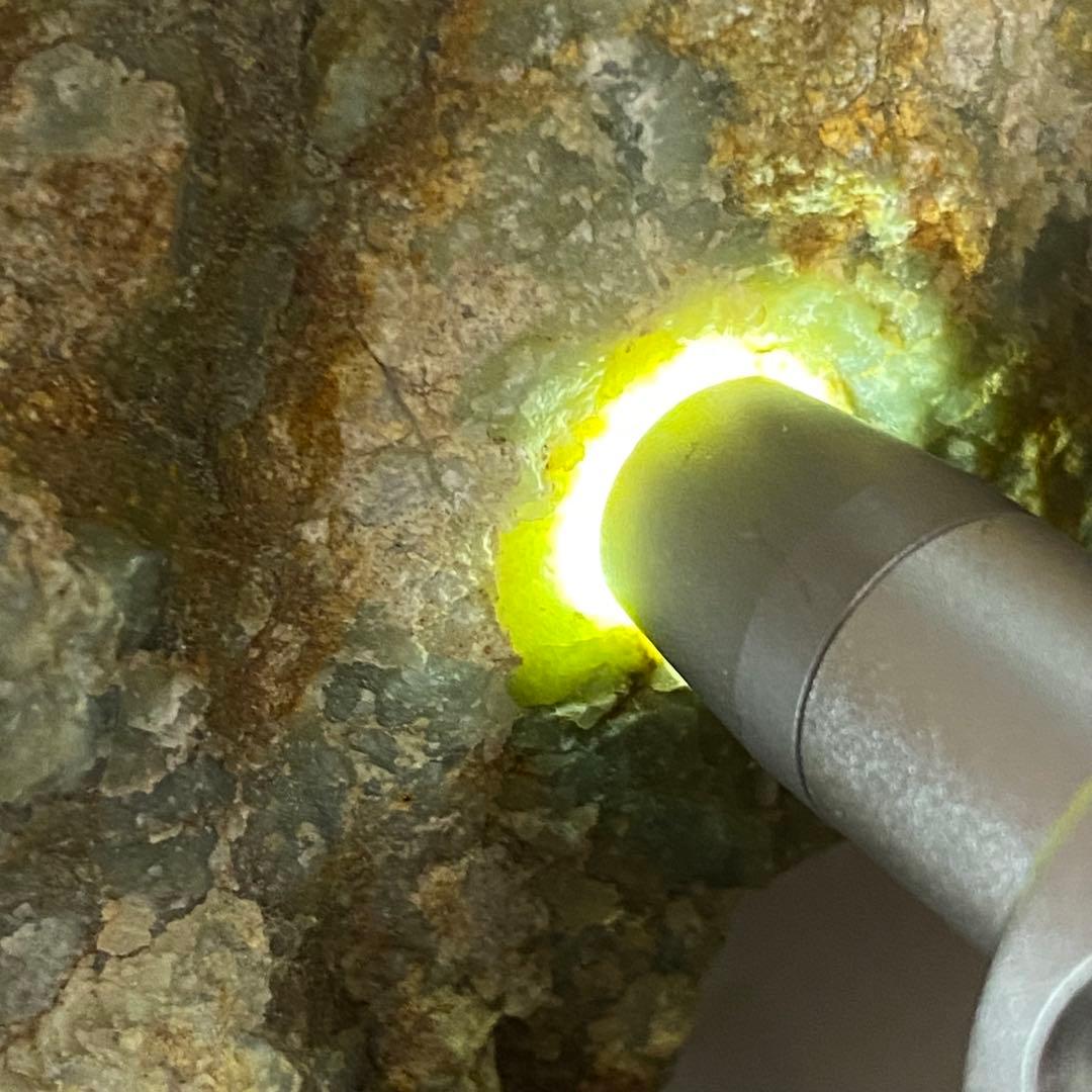 希少品 鳥取県 若桜翡翠原石 灰青×オレンジ×緑 割石皮付き 765g - メルカリ