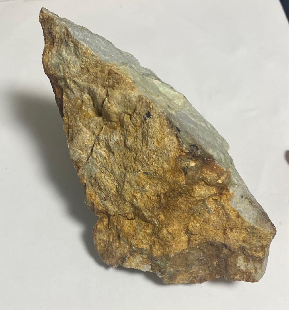 希少品 鳥取県 若桜翡翠原石 灰青×オレンジ×緑 割石皮付き 765g - メルカリ