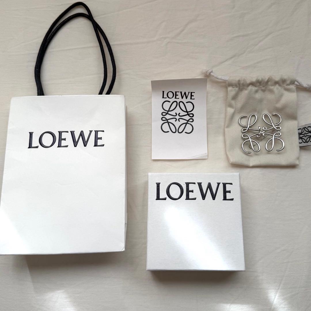 LOEWE シルバーブローチ ロゴデザイン - メルカリ