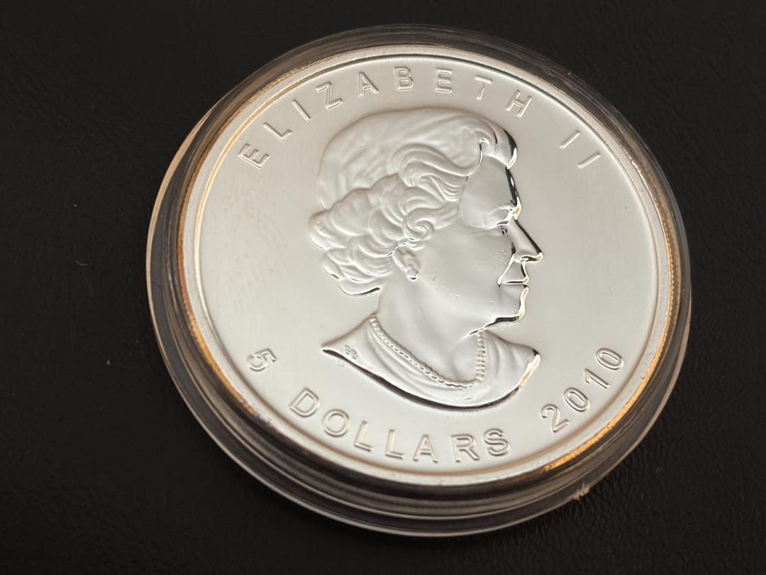 メイプルリーフ銀貨 カナダ 5ドル 純銀貨 エリザベス2世 2010年 - メルカリ