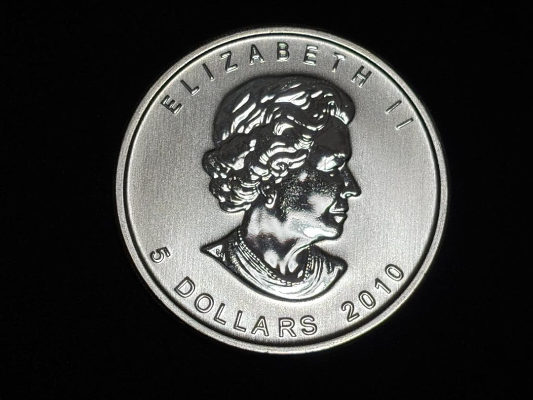 メイプルリーフ銀貨 カナダ 5ドル 純銀貨 エリザベス2世 2010年 - メルカリ
