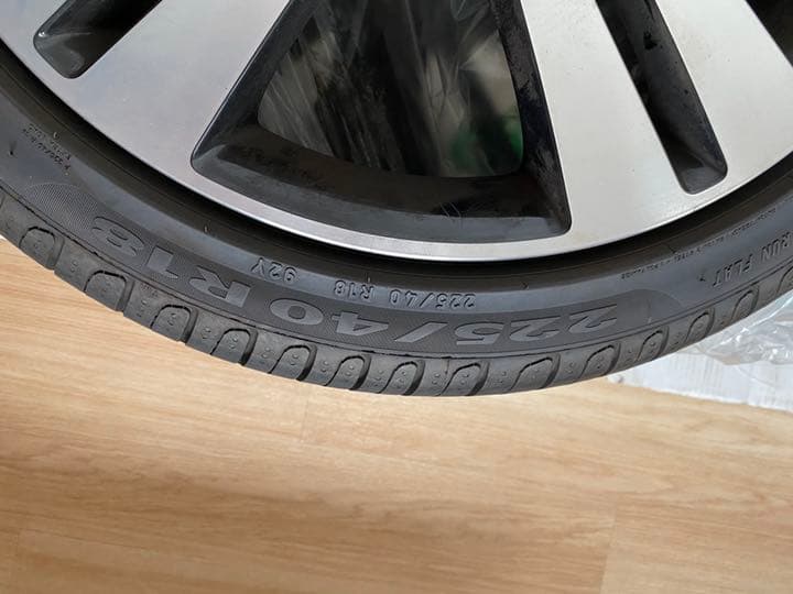 メルセデスベンツA180の純正アルミとメーカー指定のランフラットタイヤ