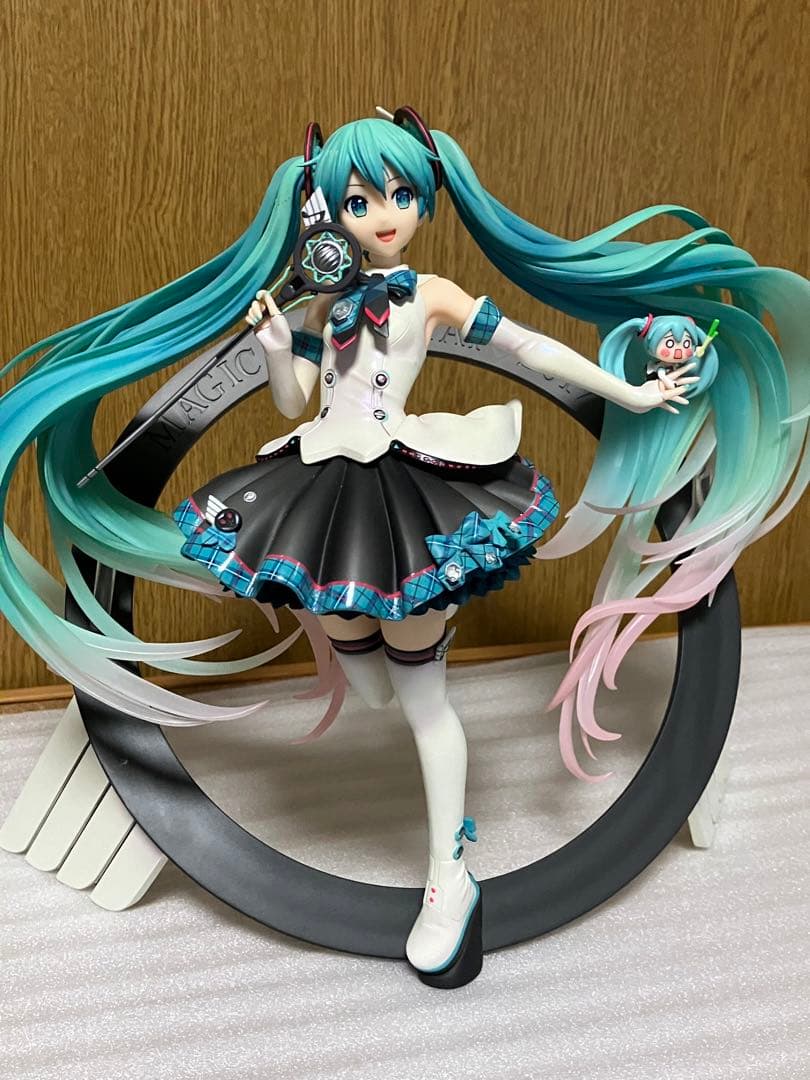 初音ミク「マジカルミライ 2017」Ver. 1/7 フィギュア