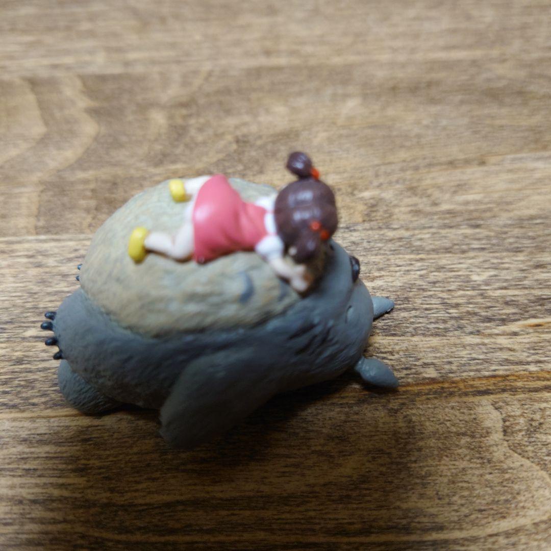 超激レア（生産終了品）トトロ フィギュア にめいちゃんが乗って寝ています