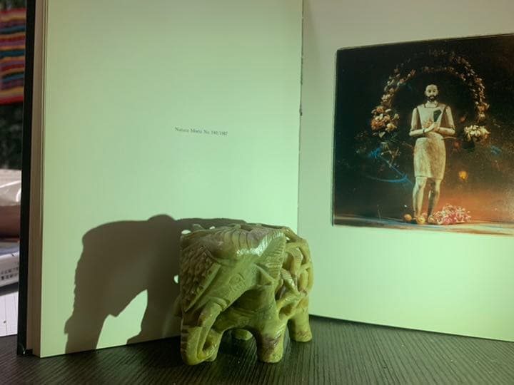 大理石。ゾウの背中の中にゾウ。さらにその中にもゾウ。計3