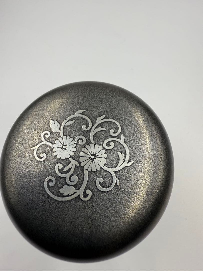黒色花模様の茶道具 茶筅入れ本錫光德作
