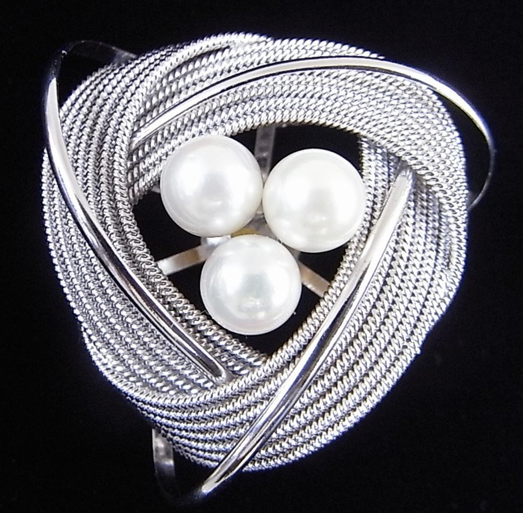 ☆925シルバー(銀製) 螺旋・本真珠ブローチ（アコヤ真珠)3粒ブローチ