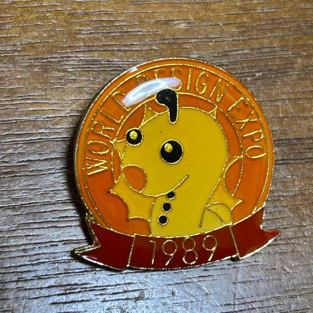 デポちゃん1989年 世界デザイン博覧会 ピンバッジ - メルカリ