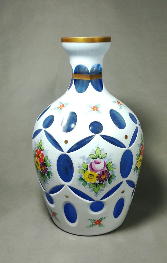 ボヘミアンガラス 切子 乳白色青地 色被せガラス 花瓶 フラワーベース