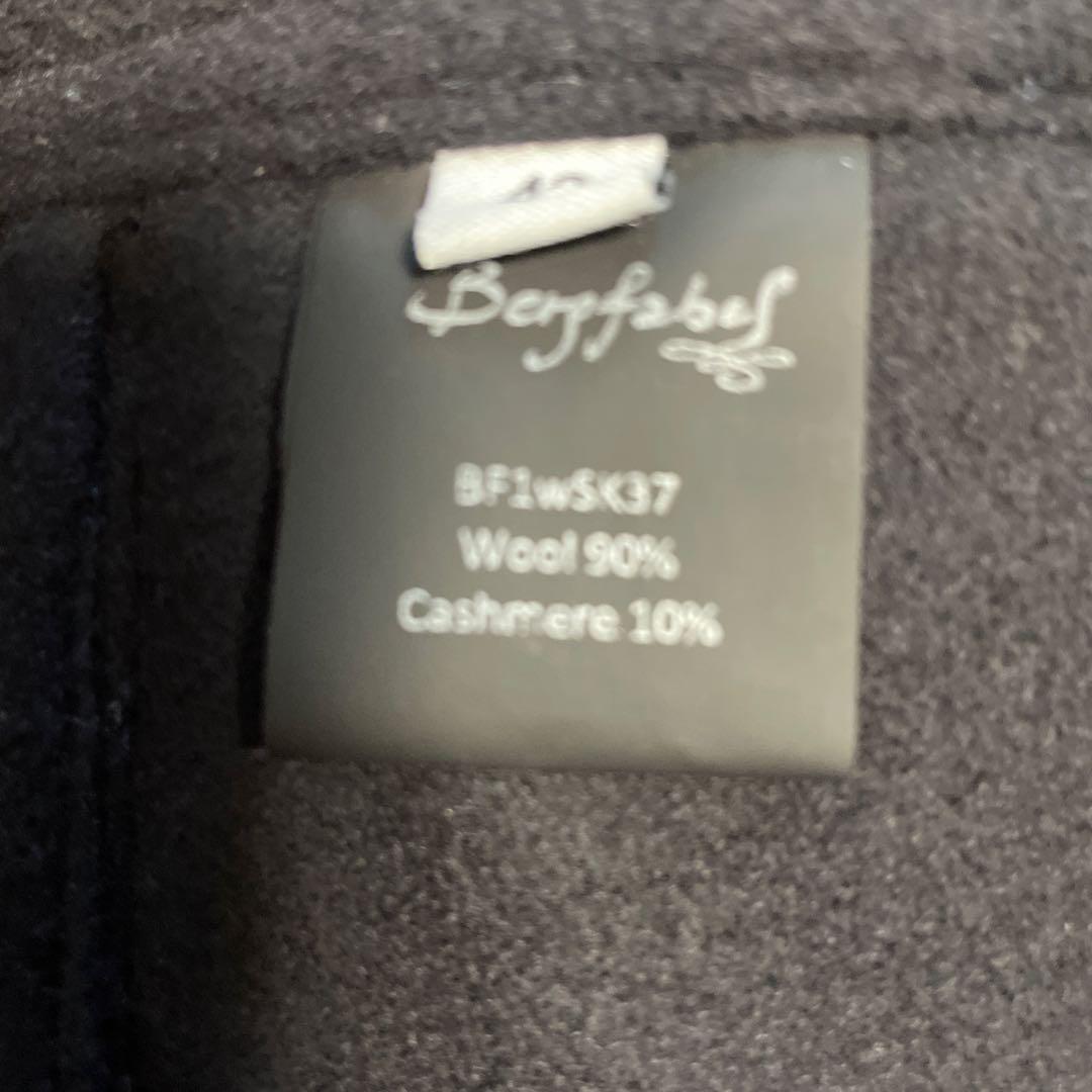 バーグファベルの黒のフレアスカート、プリーツデザイン