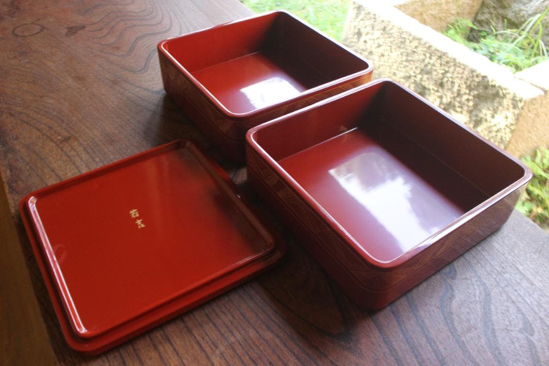 デッドストック！上質朱漆に優美な羊歯沈金の映える二段重（検重箱お重