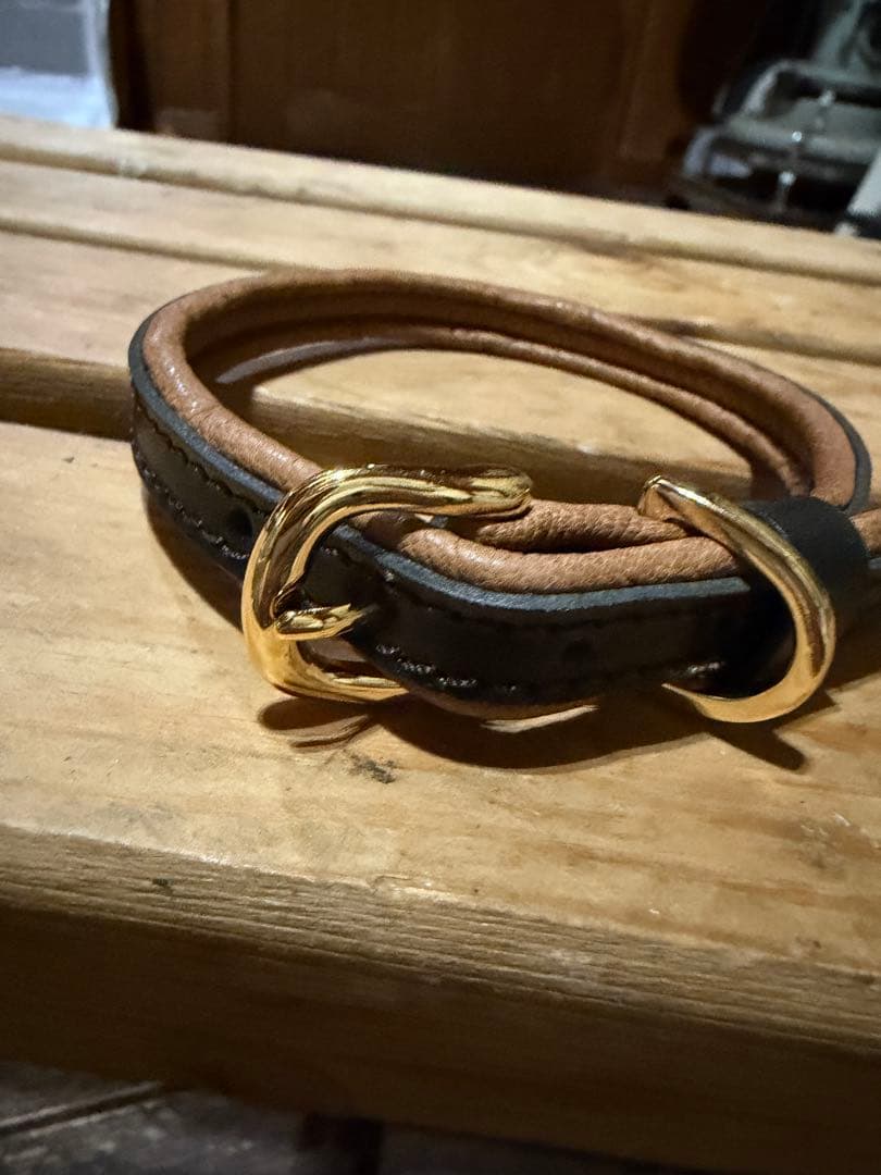鹿革製品首輪 レザー製二重巻き首輪 黒と茶色バックルゴールド - メルカリ