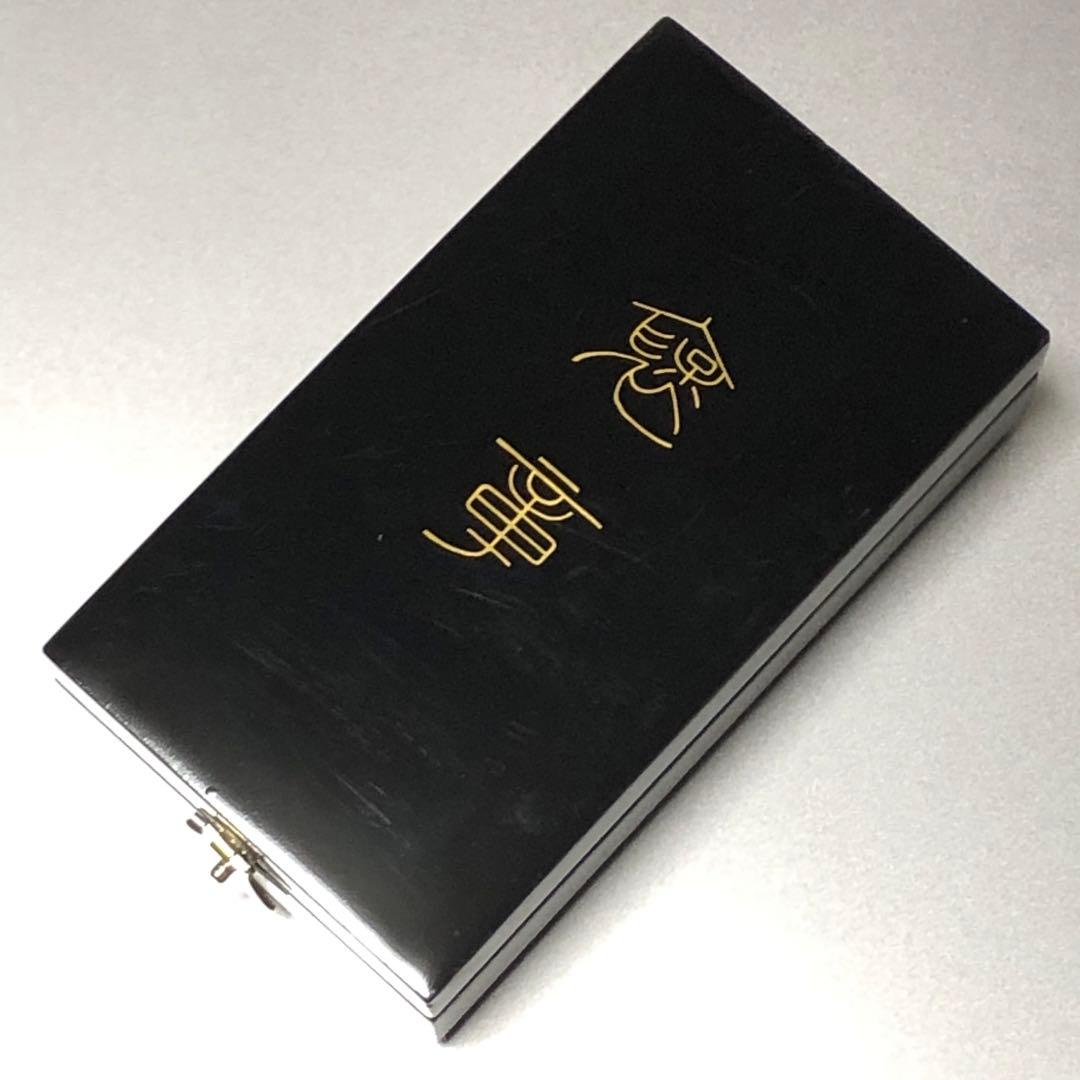 送料無料】 日本国 勲章 記章 徽章 紺綬褒章 新型 現行版 箱 略綬無 銀製