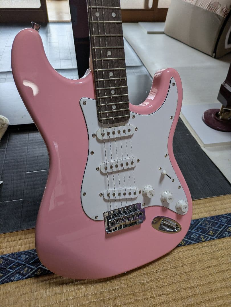 フォトジェニック エレキギター ピンク ストラトキャスタータイプ
